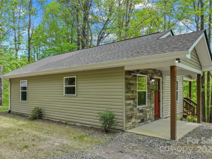 260 Cotton Top Drive, Brevard, NC 28712.  MLS# CAR4255861, YatesRealty ID 16986. 