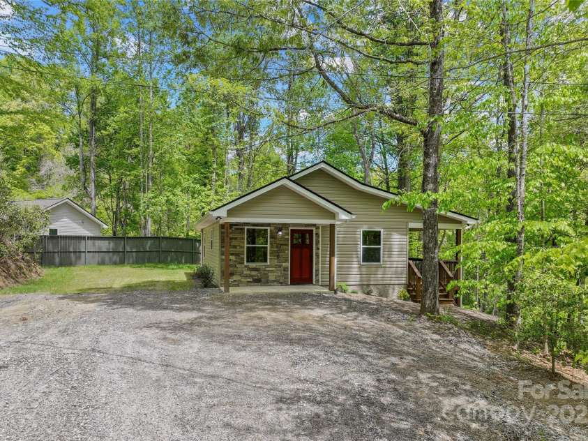 260 Cotton Top Drive, Brevard, NC 28712.  MLS# CAR4255861, YatesRealty ID 16986. 