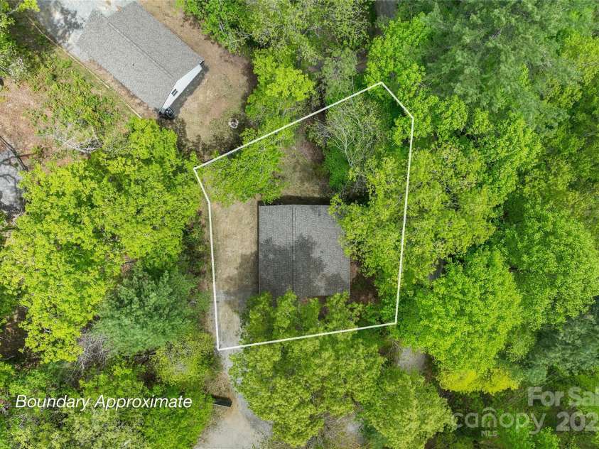 260 Cotton Top Drive, Brevard, NC 28712.  MLS# CAR4255861, YatesRealty ID 16986. 