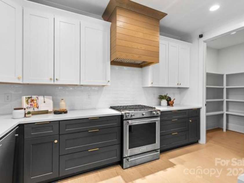 3256 Brixton Court, Charlotte, NC 28205.  MLS# CAR4247965, YatesRealty ID 16987. 