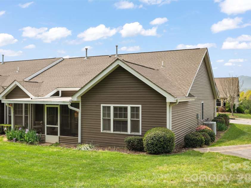 66 Kenai Trail, Waynesville, NC 28786.  MLS# CAR4374058, YatesRealty ID 16987. 