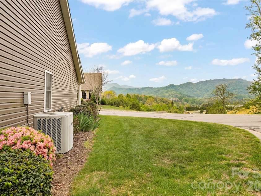 66 Kenai Trail, Waynesville, NC 28786.  MLS# CAR4374058, YatesRealty ID 16987. 