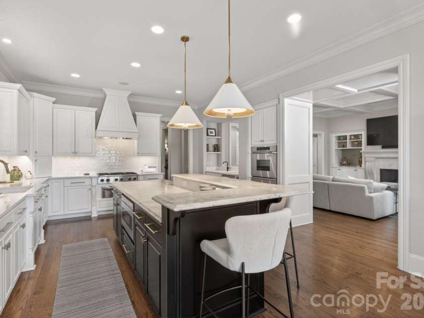 306 Royal Crescent Lane, Waxhaw, NC 28173.  MLS# CAR4373938, YatesRealty ID 16988. 2019/2020 kitchen remodel.  