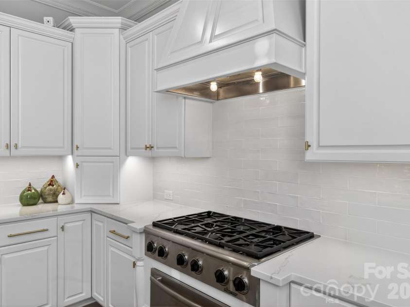 306 Royal Crescent Lane, Waxhaw, NC 28173.  MLS# CAR4373938, YatesRealty ID 16988. New backsplash