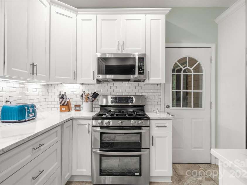 148 Broyles Road, Hendersonville, NC 28791.  MLS# CAR4249283, YatesRealty ID 16990. 