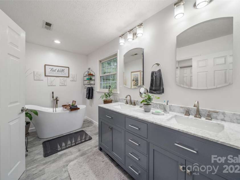 148 Broyles Road, Hendersonville, NC 28791.  MLS# CAR4249283, YatesRealty ID 16990. 