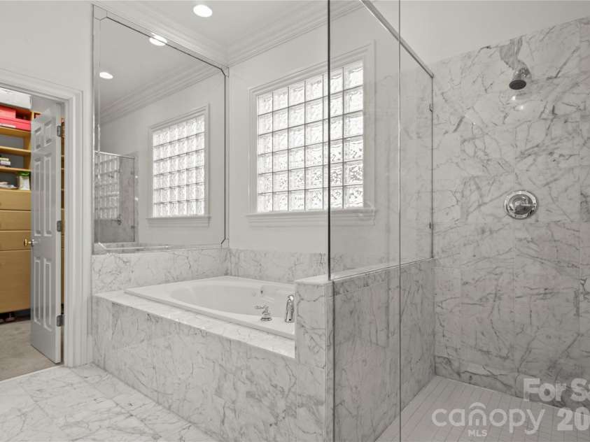 2046 Hopedale Avenue, Charlotte, NC 28207.  MLS# CAR4371805, YatesRealty ID 16992. 