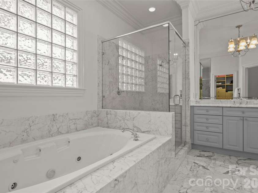 2046 Hopedale Avenue, Charlotte, NC 28207.  MLS# CAR4371805, YatesRealty ID 16992. 