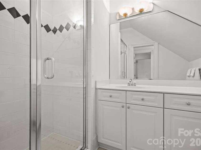 2046 Hopedale Avenue, Charlotte, NC 28207.  MLS# CAR4371805, YatesRealty ID 16992. Jack and Jill bath between bedroom 4 and 5 
