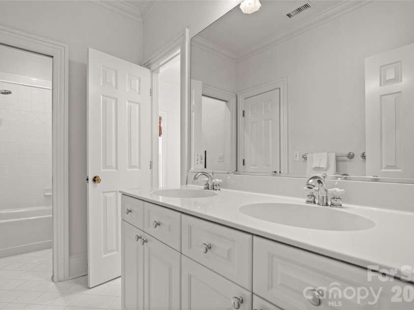 2046 Hopedale Avenue, Charlotte, NC 28207.  MLS# CAR4371805, YatesRealty ID 16992. Jack and Jill bathroom between rooms 2 and 3