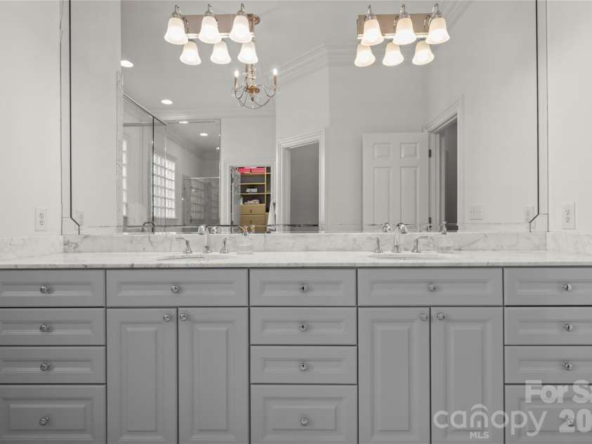 2046 Hopedale Avenue, Charlotte, NC 28207.  MLS# CAR4371805, YatesRealty ID 16992. Primary includes a water closet and a walk-in closet 