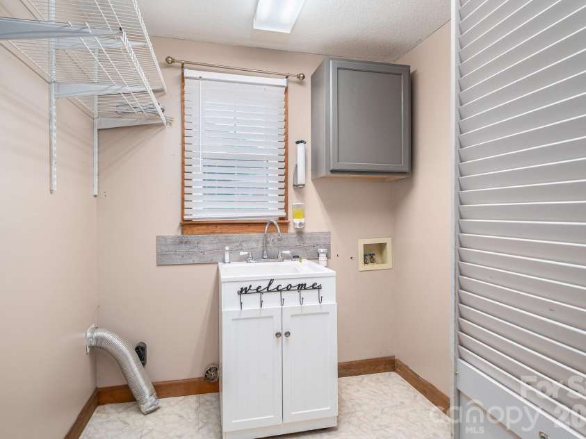 5519 Dallas High Shoals Highway, Dallas, NC 28034.  MLS# CAR4370698, YatesRealty ID 16993. 
