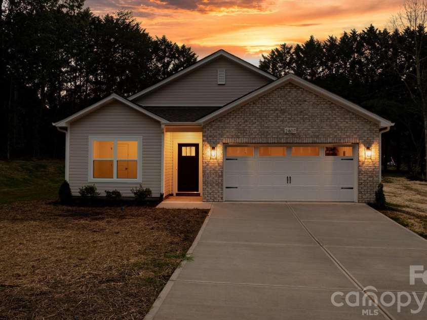 2807 17th Street Court, Hickory, NC 28601.  MLS# CAR4368241, YatesRealty ID 16996. 