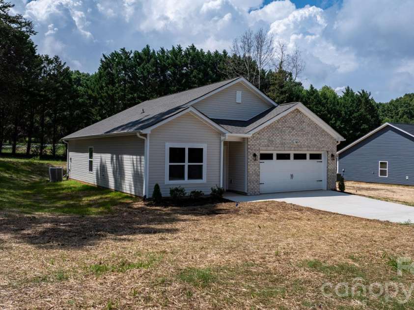 2807 17th Street Court, Hickory, NC 28601.  MLS# CAR4368241, YatesRealty ID 16996. 