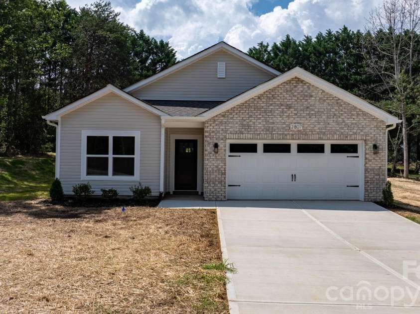 2807 17th Street Court, Hickory, NC 28601.  MLS# CAR4368241, YatesRealty ID 16996. 