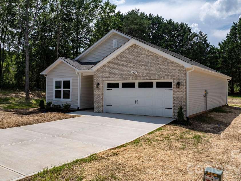 2807 17th Street Court, Hickory, NC 28601.  MLS# CAR4368241, YatesRealty ID 16996. 