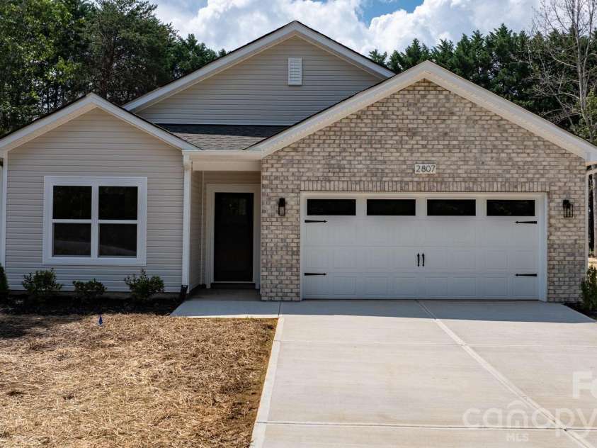 2807 17th Street Court, Hickory, NC 28601.  MLS# CAR4368241, YatesRealty ID 16996. 