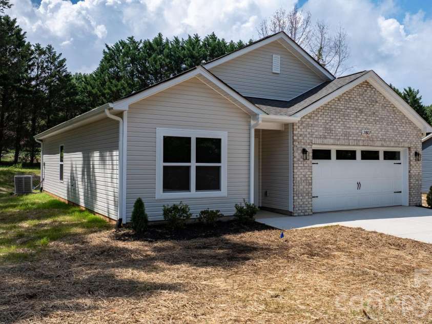 2807 17th Street Court, Hickory, NC 28601.  MLS# CAR4368241, YatesRealty ID 16996. 