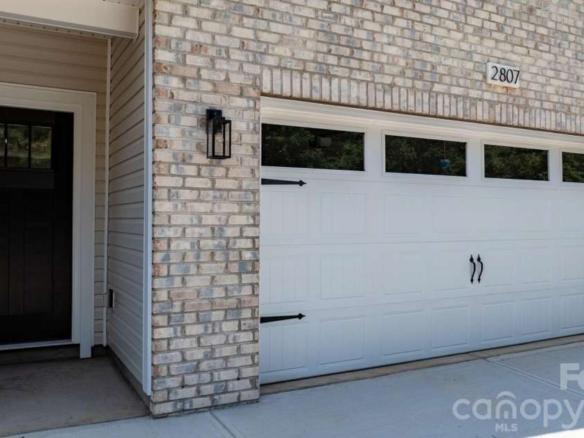 2807 17th Street Court, Hickory, NC 28601.  MLS# CAR4368241, YatesRealty ID 16996. 