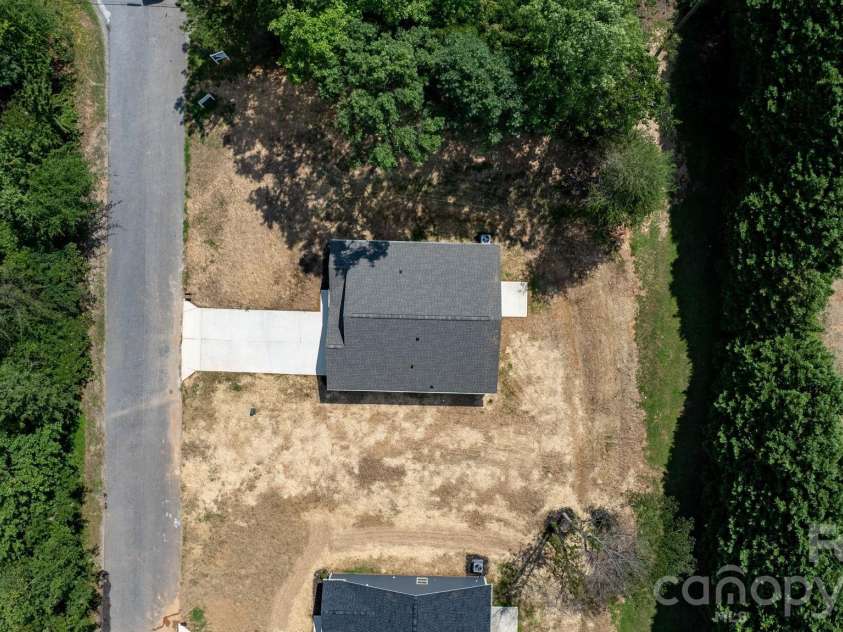 2807 17th Street Court, Hickory, NC 28601.  MLS# CAR4368241, YatesRealty ID 16996. 
