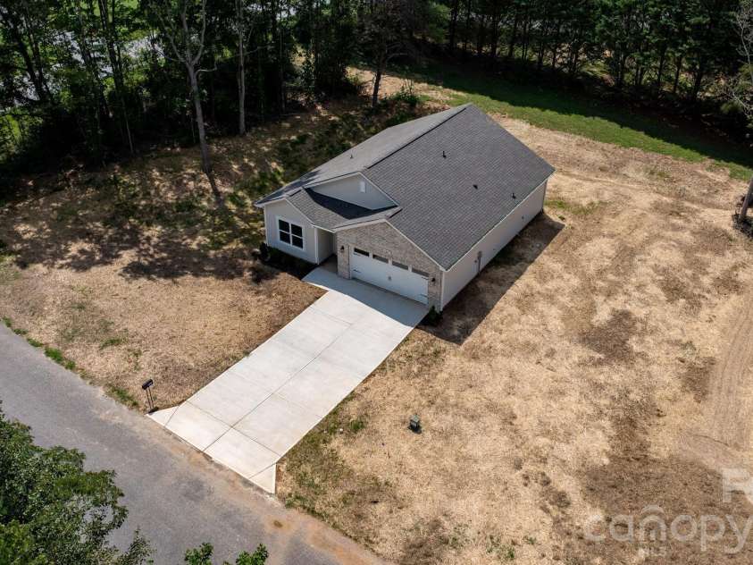 2807 17th Street Court, Hickory, NC 28601.  MLS# CAR4368241, YatesRealty ID 16996. 