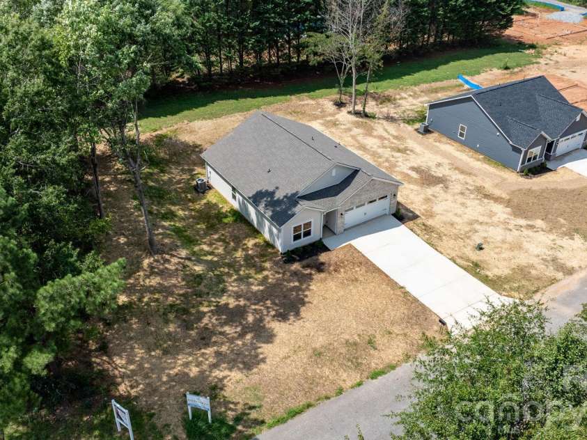 2807 17th Street Court, Hickory, NC 28601.  MLS# CAR4368241, YatesRealty ID 16996. 