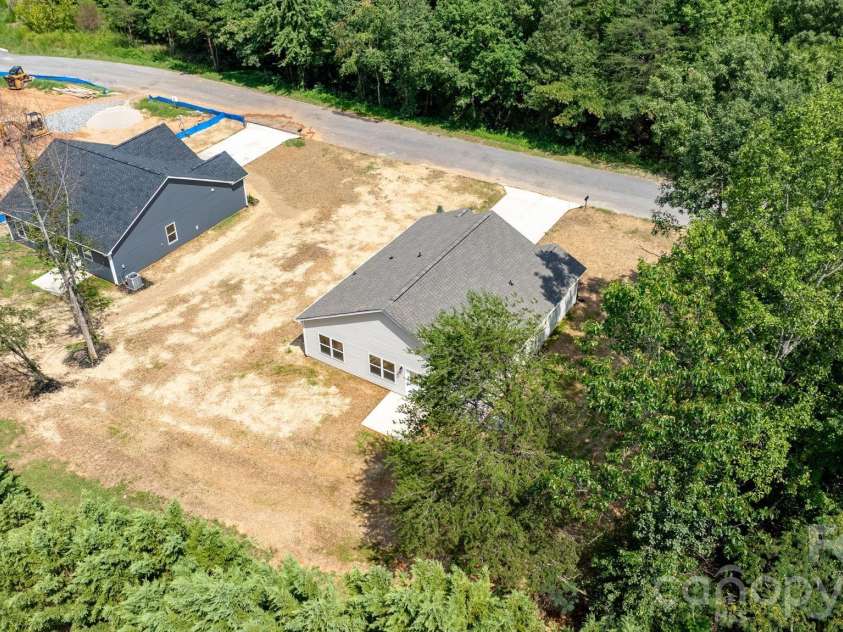 2807 17th Street Court, Hickory, NC 28601.  MLS# CAR4368241, YatesRealty ID 16996. 