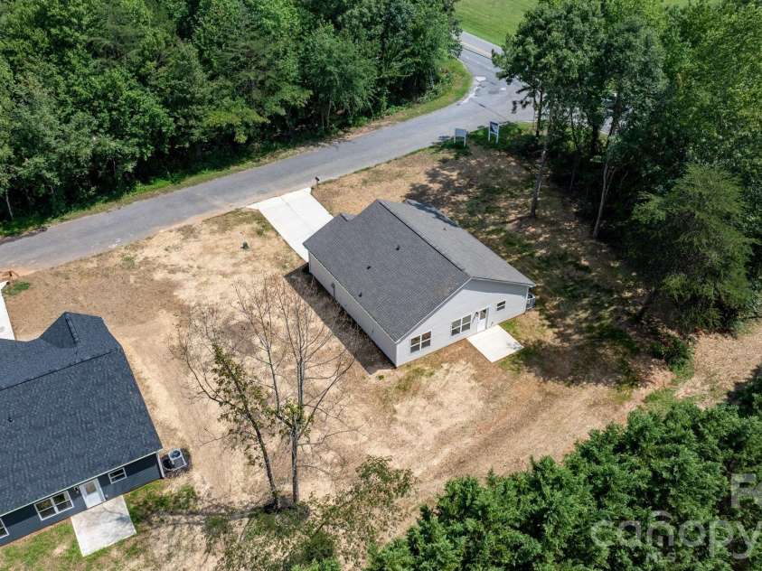 2807 17th Street Court, Hickory, NC 28601.  MLS# CAR4368241, YatesRealty ID 16996. 