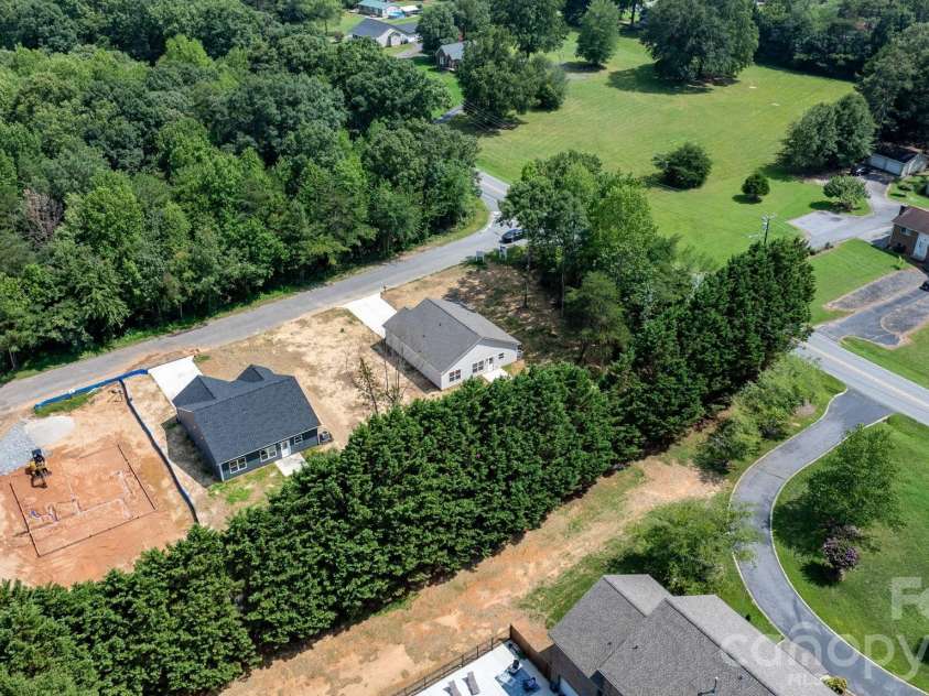 2807 17th Street Court, Hickory, NC 28601.  MLS# CAR4368241, YatesRealty ID 16996. 