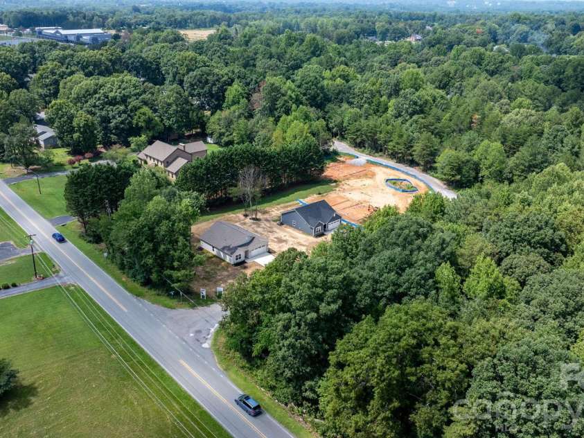 2807 17th Street Court, Hickory, NC 28601.  MLS# CAR4368241, YatesRealty ID 16996. 