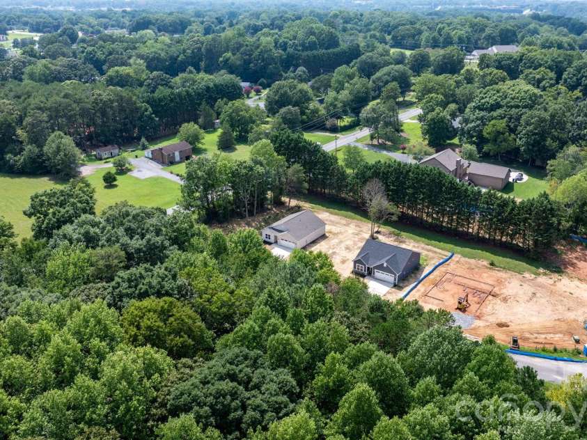 2807 17th Street Court, Hickory, NC 28601.  MLS# CAR4368241, YatesRealty ID 16996. 
