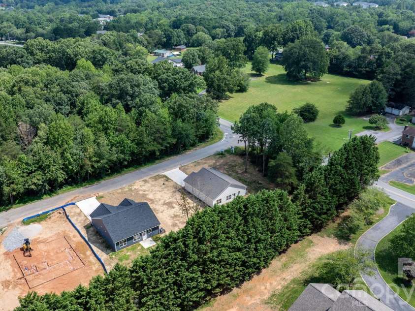 2807 17th Street Court, Hickory, NC 28601.  MLS# CAR4368241, YatesRealty ID 16996. 