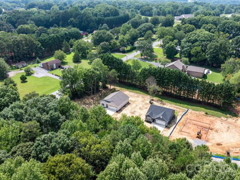 2807 17th Street Court, Hickory, NC 28601.  MLS# CAR4368241, YatesRealty ID 16996. 