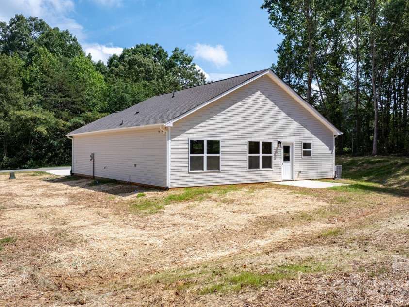 2807 17th Street Court, Hickory, NC 28601.  MLS# CAR4368241, YatesRealty ID 16996. 