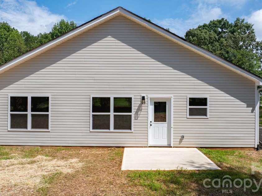 2807 17th Street Court, Hickory, NC 28601.  MLS# CAR4368241, YatesRealty ID 16996. 