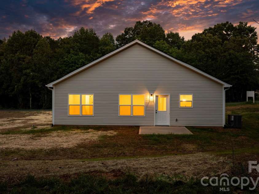 2807 17th Street Court, Hickory, NC 28601.  MLS# CAR4368241, YatesRealty ID 16996. 
