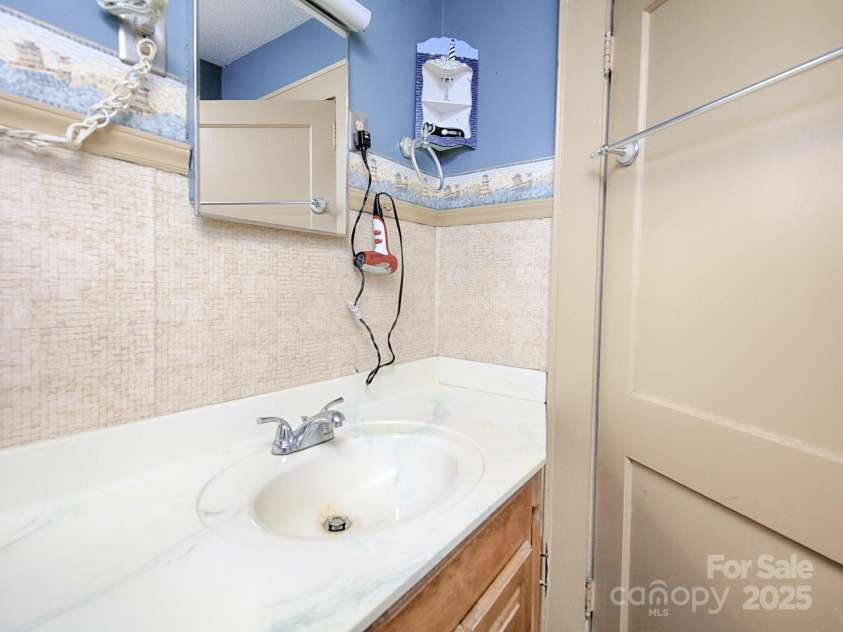 731 Center Avenue, Mooresville, NC 28115.  MLS# CAR4298739, YatesRealty ID 170. 