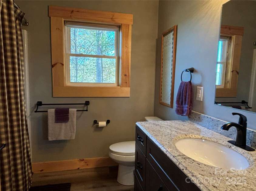 1709 Round Mountain Parkway, Lenoir, NC 28645.  MLS# CAR4179012, YatesRealty ID 17000. Full Guest Bath