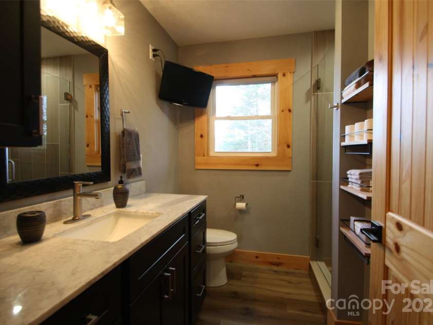 1709 Round Mountain Parkway, Lenoir, NC 28645.  MLS# CAR4179012, YatesRealty ID 17000. Primary Bath