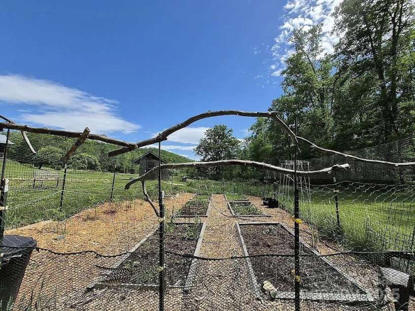 56 Talking Leaves Lane, Bakersville, NC 28705.  MLS# CAR4264798, YatesRealty ID 17001. 