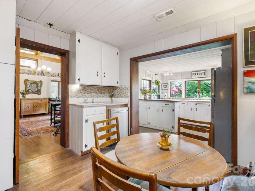2107 Mandarin Boulevard, Charlotte, NC 28205.  MLS# CAR4341340, YatesRealty ID 17003. Eating area off kitchen