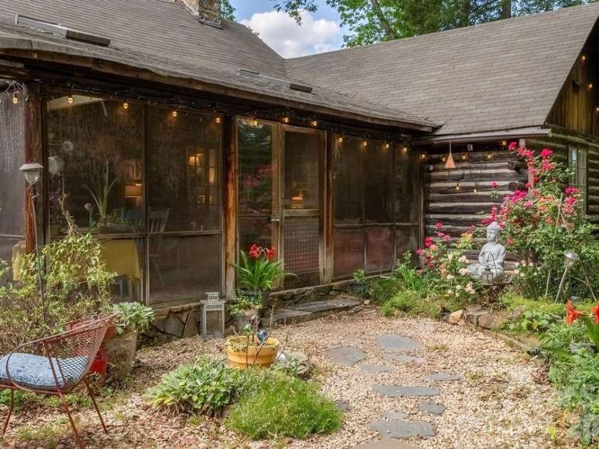 2107 Mandarin Boulevard, Charlotte, NC 28205.  MLS# CAR4341340, YatesRealty ID 17003. Front entrance