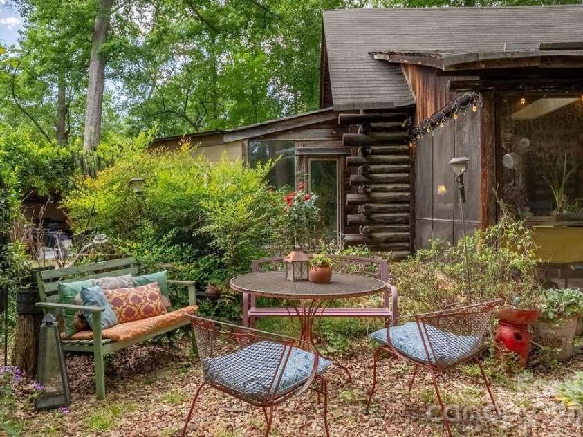 2107 Mandarin Boulevard, Charlotte, NC 28205.  MLS# CAR4341340, YatesRealty ID 17003. Garden