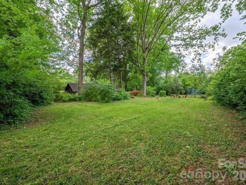 2107 Mandarin Boulevard, Charlotte, NC 28205.  MLS# CAR4341340, YatesRealty ID 17003. Grassy yard