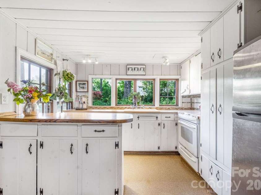 2107 Mandarin Boulevard, Charlotte, NC 28205.  MLS# CAR4341340, YatesRealty ID 17003. Kitchen