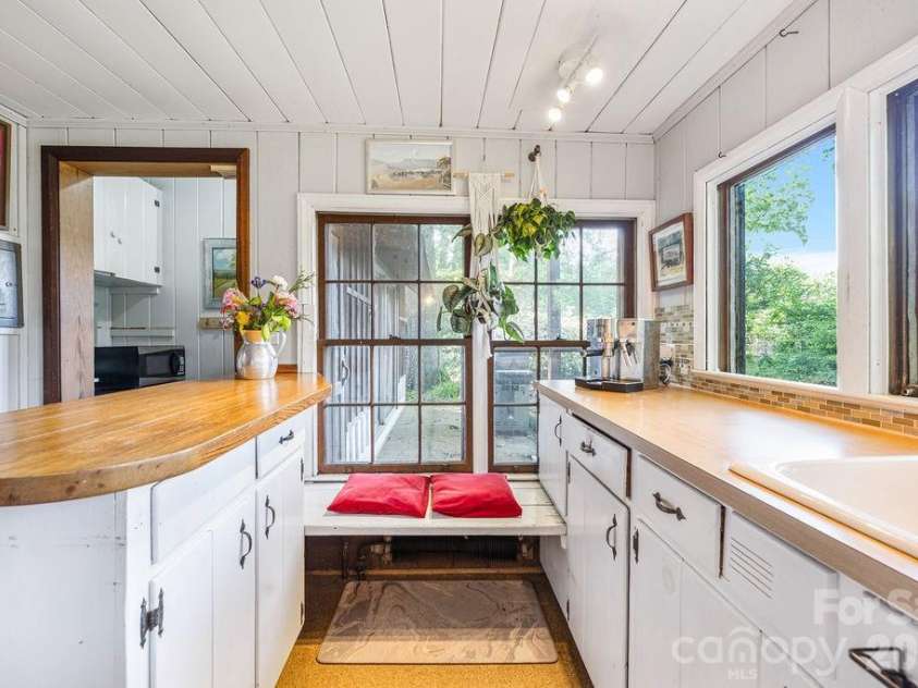 2107 Mandarin Boulevard, Charlotte, NC 28205.  MLS# CAR4341340, YatesRealty ID 17003. Kitchen