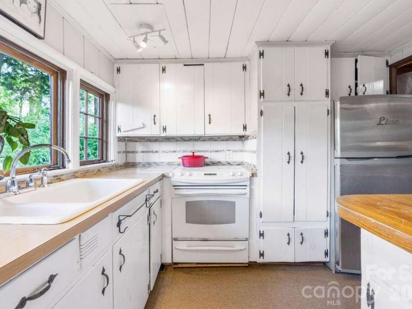 2107 Mandarin Boulevard, Charlotte, NC 28205.  MLS# CAR4341340, YatesRealty ID 17003. Kitchen