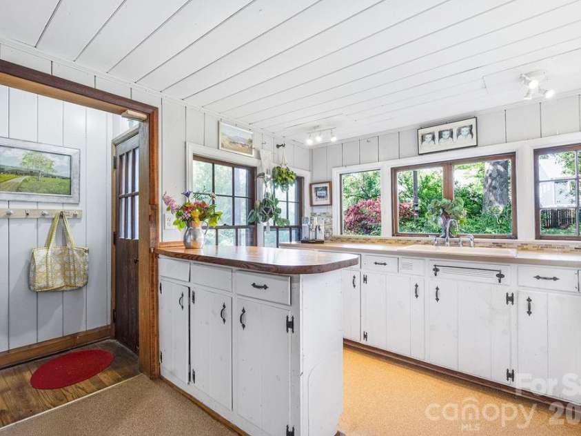 2107 Mandarin Boulevard, Charlotte, NC 28205.  MLS# CAR4341340, YatesRealty ID 17003. Kitchen and mud room