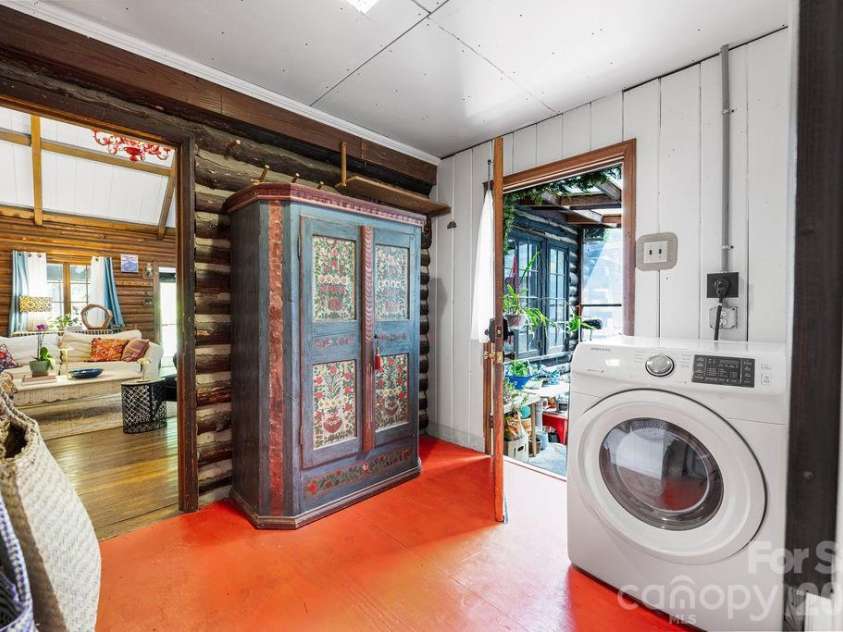 2107 Mandarin Boulevard, Charlotte, NC 28205.  MLS# CAR4341340, YatesRealty ID 17003. Laundry room
