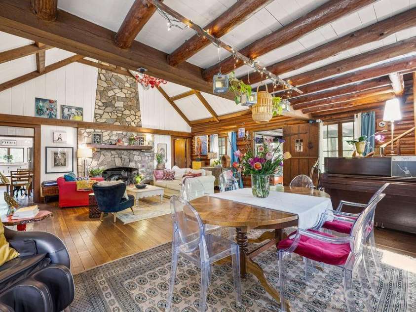 2107 Mandarin Boulevard, Charlotte, NC 28205.  MLS# CAR4341340, YatesRealty ID 17003. Open dining area